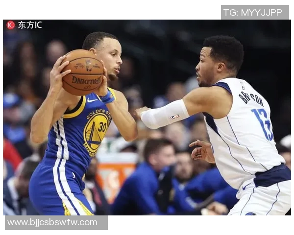 勇士与小牛激战三月二十二日期待精彩对决与球星表现 勇士与小牛激战三月二十二日期待精彩对决与球星表现