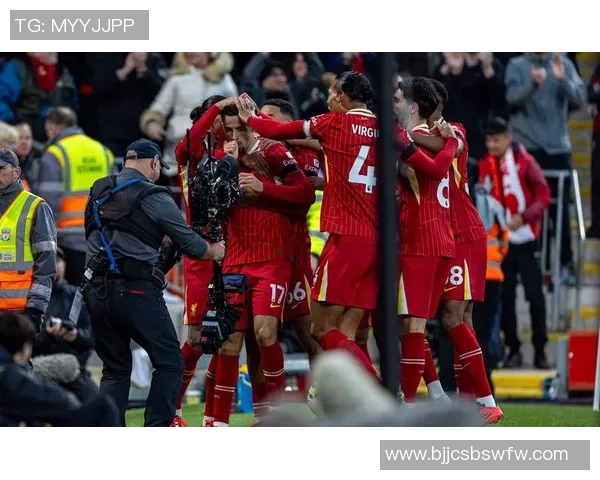 曼城与狼队激战正酣双方争夺激烈精彩瞬间回顾