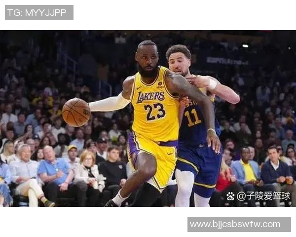 湖人队与勇士队激战正酣谁能在季后赛中笑到最后