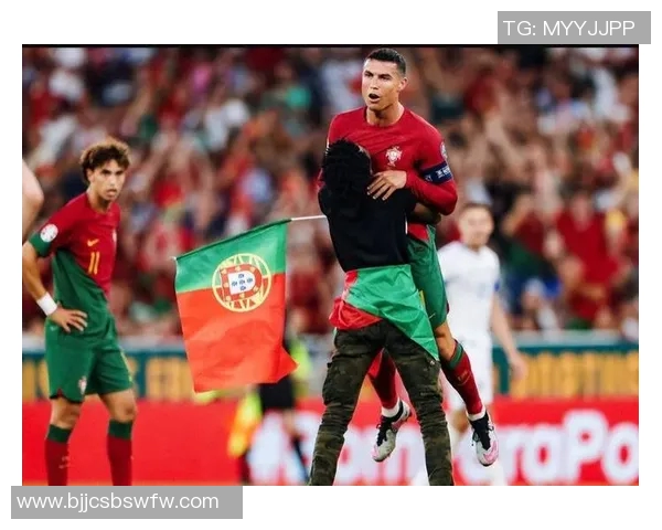 球迷疯狂冲入赛场抢夺C罗球衣引发热议的欧冠奇葩瞬间