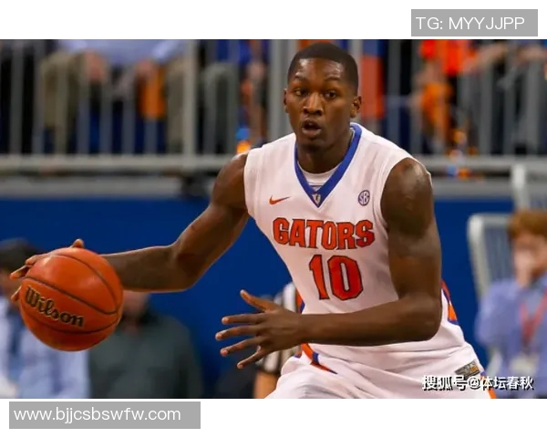 马丁内斯的传奇之路：从默默无闻到足球巨星的蜕变与荣耀