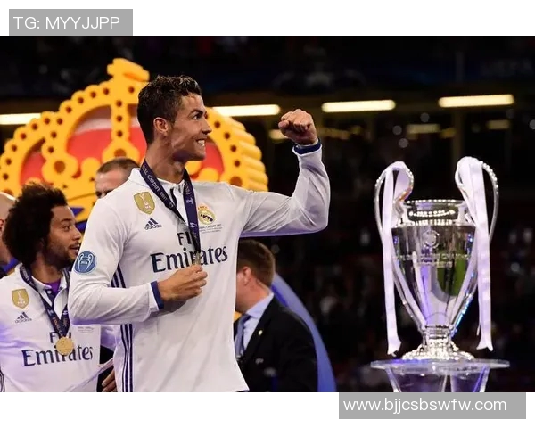 球迷疯狂冲入赛场夺走C罗球衣引发热议的欧冠奇观 球迷疯狂冲入赛场夺走C罗球衣引发热议的欧冠奇观